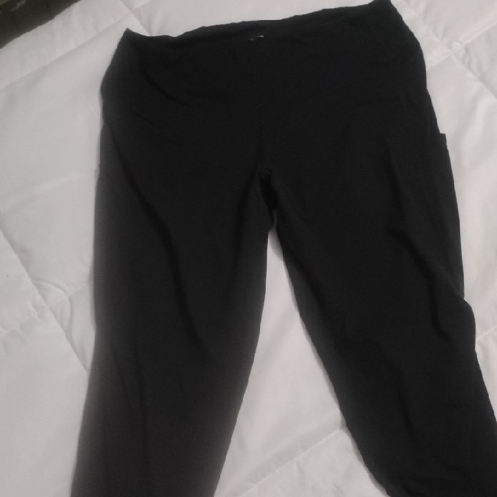 Black Active Capri Leggings with Stretch Fabric